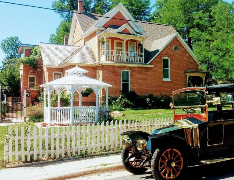Secret garden exterior old car 768x592